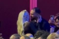 郎才女貌！薩格斯女友“美國晴子”海莉被選中兩人接吻慶祝