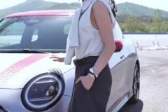 美娜休閑風(fēng)穿搭 網(wǎng)友熱評(píng)：總感覺(jué)缺少點(diǎn)什么