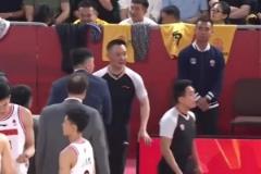 直接上國(guó)罵杜鋒賽中怒噴閆軍：CTMD，對(duì)面拉人違體你不判