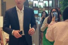 郭艾倫現(xiàn)身湖南長(zhǎng)沙 一身黑色西裝準(zhǔn)備參加綜藝節(jié)目