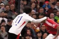 他拼盡全力！約羅被晃倒后用頭封堵，險(xiǎn)遭爆射頭部