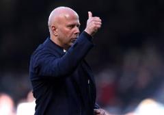 斯洛特：范迪克是少數(shù)球隊領(lǐng)袖之一，阿諾德合同為內(nèi)部事務(wù)