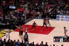 這簡直神了呀！李凱爾左右底角連續(xù)命中兩記接鍋遠(yuǎn)投，連取5分！