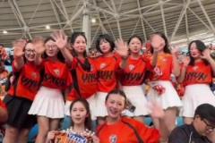 靚麗風景線！云南小白裙美女球迷打卡成都主場