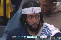 獨行俠的賽季結(jié)束了！濃眉板凳席兩眼無神，克萊也低頭不語！