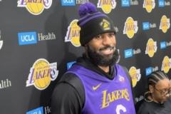 詹姆斯：我與隊友有專屬握手動作，我也不清楚自己怎么記住的