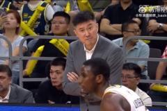 名場(chǎng)面誕生？迪亞洛投進(jìn)三分球之后遭到杜鋒怒罵 無(wú)奈捂耳朵