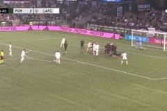 梅努拉出遠(yuǎn)射弧線，可惜稍稍偏出