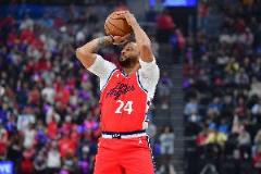 鮑威爾上半場(chǎng)7中2僅得5分3助攻3失誤低迷表現(xiàn)引關(guān)注