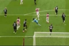 普斯卡“臀”英冠門將大腳失誤，對(duì)手竟用屁股擋進(jìn)球門