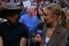 心系舊隊(duì)！布魯斯-布朗賽后現(xiàn)身掘金更衣室為前隊(duì)友助威