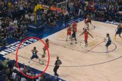 威少突破左腳踩到邊線引爭議