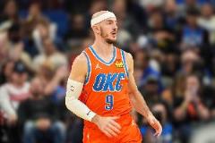 雷霆主帥：卡魯索是獨(dú)一無二的防守者，能對(duì)抗莫蘭特和JJJ等頂級(jí)球員