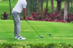 網(wǎng)友曬易建聯(lián)打高爾夫球：要是大哥還在廣東就不會(huì)被山西淘汰了…