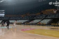 青島三分這是要開呀？青島隊(duì)今天玩中場(chǎng)投籃！連進(jìn)4記