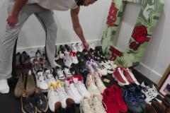 整屋都是。 這你受得了嗎？塔圖姆的球鞋屋