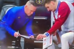 巨星之間惺惺相惜！喬丹看小卡的眼神里全是欣賞??！