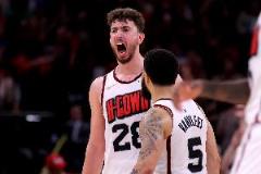 申京斯季后賽15+15+5創(chuàng)隊史紀錄 成隊史首位突破15分大關(guān)球員