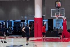 丹子得找到手感呀！回到主場(chǎng) 哈登和博格丹繼續(xù)一塊練習(xí)三分