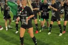 尤文女足奪聯(lián)賽冠軍后，足壇最性感女球員萊曼領(lǐng)舞慶祝