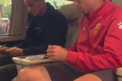 父子情深！青島紅獅與遼寧鐵人賽后，里瓦爾多與愛子團(tuán)聚