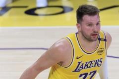 東契奇半場臉色蒼白狀態(tài)不佳 引發(fā)擔(dān)憂他可能無法出戰(zhàn)