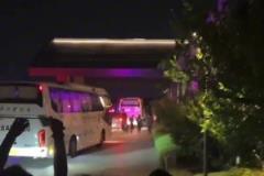 云南球迷太熱情了！云南球迷等待海港大巴時(shí)高喊武磊名字