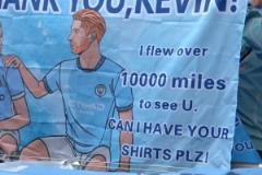 球迷手持德布勞內(nèi)海報(bào)現(xiàn)場：跨越萬里來見你，能否送我你的球衣？