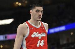 傳統(tǒng)中鋒！埃迪季后賽數(shù)據(jù)亮眼，6.3分7.8板2.5帽