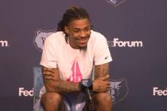 心酸！莫蘭特拄拐下樓梯仍笑著調侃：沒有滑梯嗎？