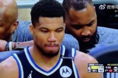 又要出局了？字母哥最后時刻在板凳上神情似乎有些許落寞