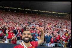 薩拉赫社交媒體曬與球迷自拍合影，笑容燦爛引熱議