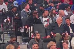 自己買票嗎？被拍到到快船主場觀看G4的曼恩！真的愛過！