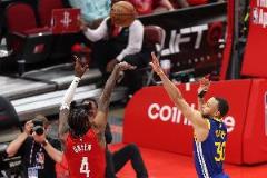 勇士近10年季后賽對(duì)陣火箭19勝8負(fù)，四次淘汰對(duì)手