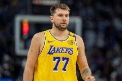 東契奇季后賽關(guān)鍵戰(zhàn)：4勝4負(fù)緊咬比分，場(chǎng)均33.4分9.6板7.5助2斷