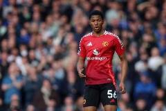 記者：曼聯(lián)兩青訓(xùn)小將遠(yuǎn)征畢巴隨隊(duì)訓(xùn)練，或?qū)⒊鰬?zhàn)本周日聯(lián)賽