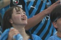 靚麗風景線！川崎前鋒取得進球！看臺美女球迷揮舞圍巾慶祝！