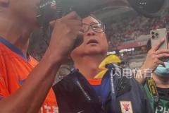 歡迎回家！賽前蒿俊閔指導(dǎo)青島海牛球員熱身