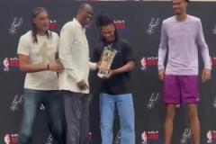 排面拉滿！上將、鄧肯、文班到場(chǎng)為卡斯?fàn)栴C發(fā)最佳新秀獎(jiǎng)杯