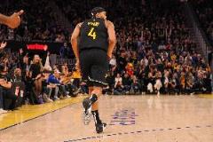 穆迪替補(bǔ)13中5砍13分 三分5中3引領(lǐng)球隊(duì)低谷逆轉(zhuǎn)