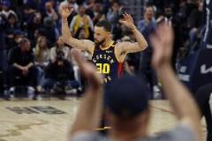 勇士兩年前在季后賽中擊敗國王的搶七大戰(zhàn)中，庫里狂砍50分。