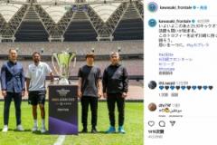 亞冠決賽冠軍獎金1000萬美元，教練球員與獎杯合影