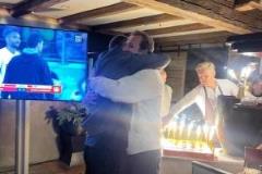 凱恩生涯首冠！與戴爾激情擁抱共慶勝利