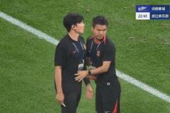 第23分鐘，蓉城助理教練因不滿判罰被裁判黃牌警告