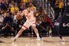 火箭內(nèi)線表現(xiàn)低迷，55次出手僅23中，命中率不足四成