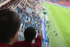 遠(yuǎn)征球迷怒斥亞泰表現(xiàn)，高呼“謝暉下課”