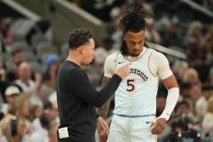 TA記者：米奇看重空間與三分，卡斯?fàn)栠M(jìn)步功不可沒