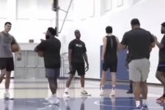 速度變快了？楊瀚森赴美特訓(xùn)：底角三分4連中 籃下?lián)烨?連扣