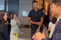 略顯拘謹(jǐn)！廣東名宿易建聯(lián)和前隊(duì)友王仕鵬現(xiàn)身廣州參加活動(dòng)