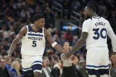 愛(ài)德華茲：蘭德爾是真正的領(lǐng)袖，他這樣打球我們很難被擊敗